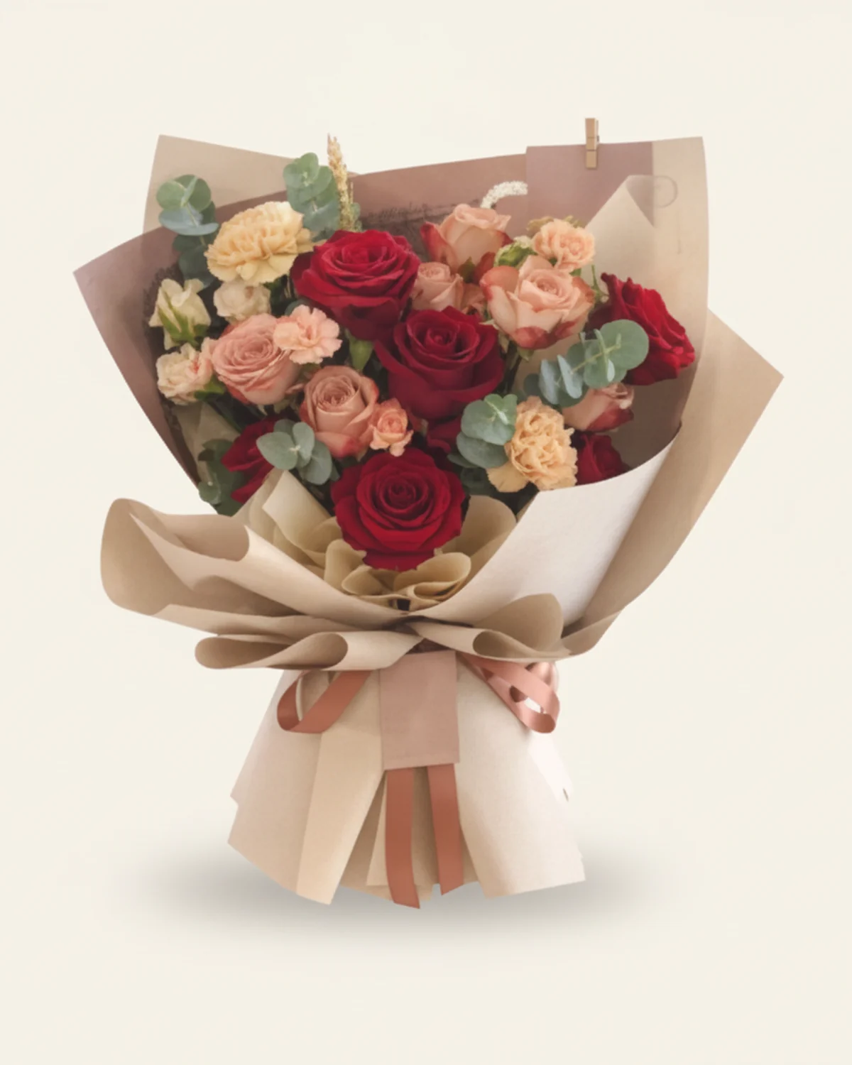 緋紅粉玫瑰康乃馨花束 — 紅玫瑰6枝、粉紅玫瑰4枝、康乃馨2枝、尤加利葉
