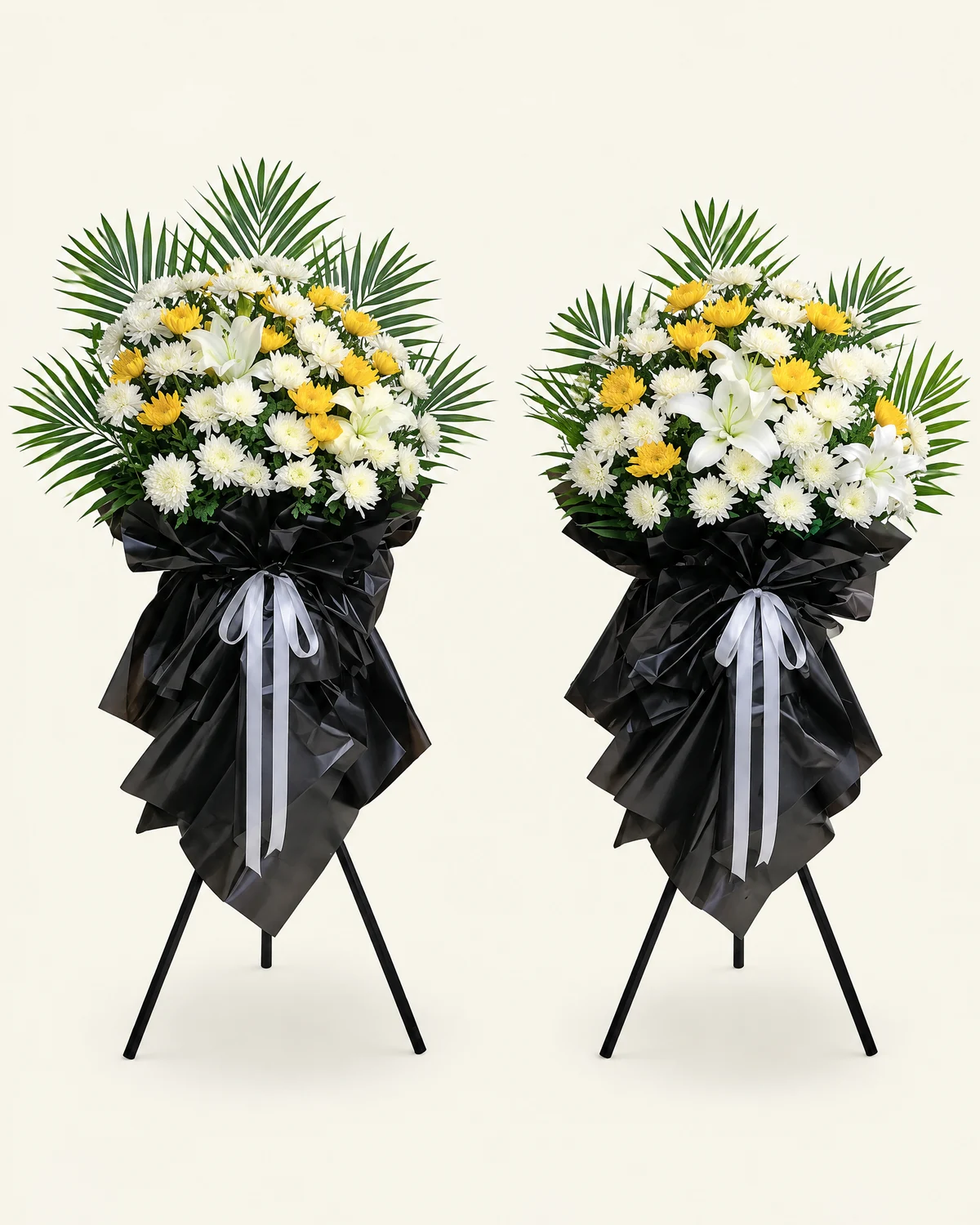 白黃菊花白百合花架花藝 — 白菊花、黃菊花、白百合、棕櫚葉、黑色包裝紙、白色絲帶、黑色三腳花架