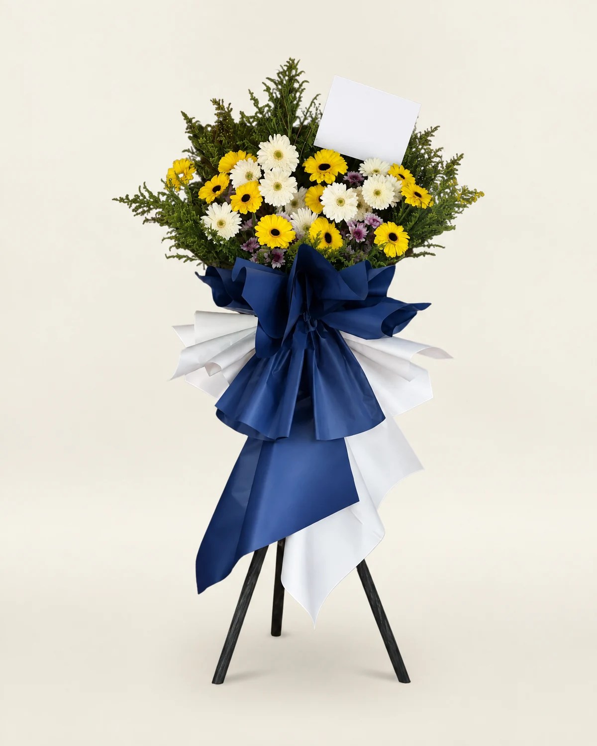 黃白菊花花架 — 黃色雛菊樣花材、白色菊花樣花材、紫色小花點綴、羽狀綠色襯葉、深藍及白色包裝紙、黑色三腳花架