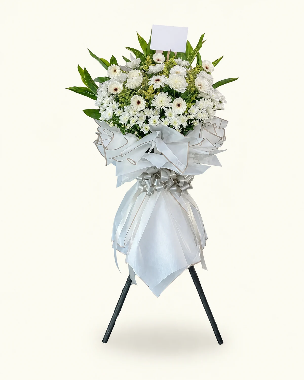 白菊花架插花 — 白色菊花、綠色簇狀填充花材、綠色葉材