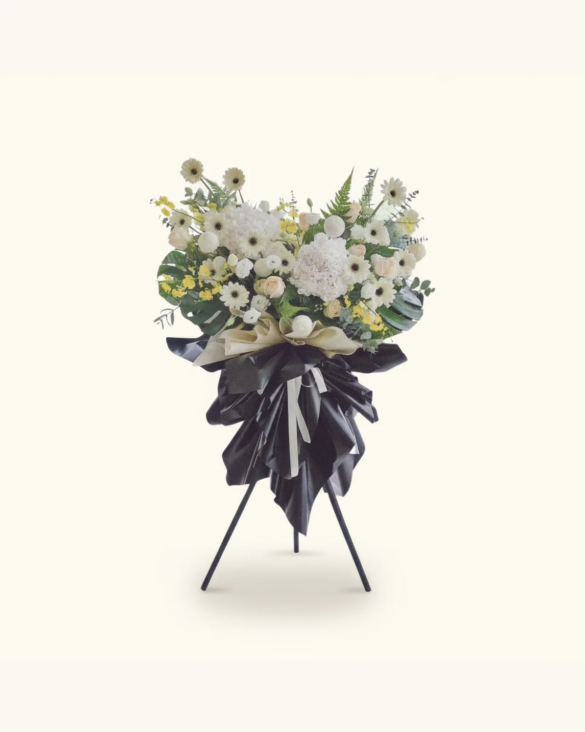 白綠黃站立花藝 — 白色菊花及雛菊類花朵、白色繡球花、奶油色玫瑰、黃色小花、龜背竹葉及其他綠葉