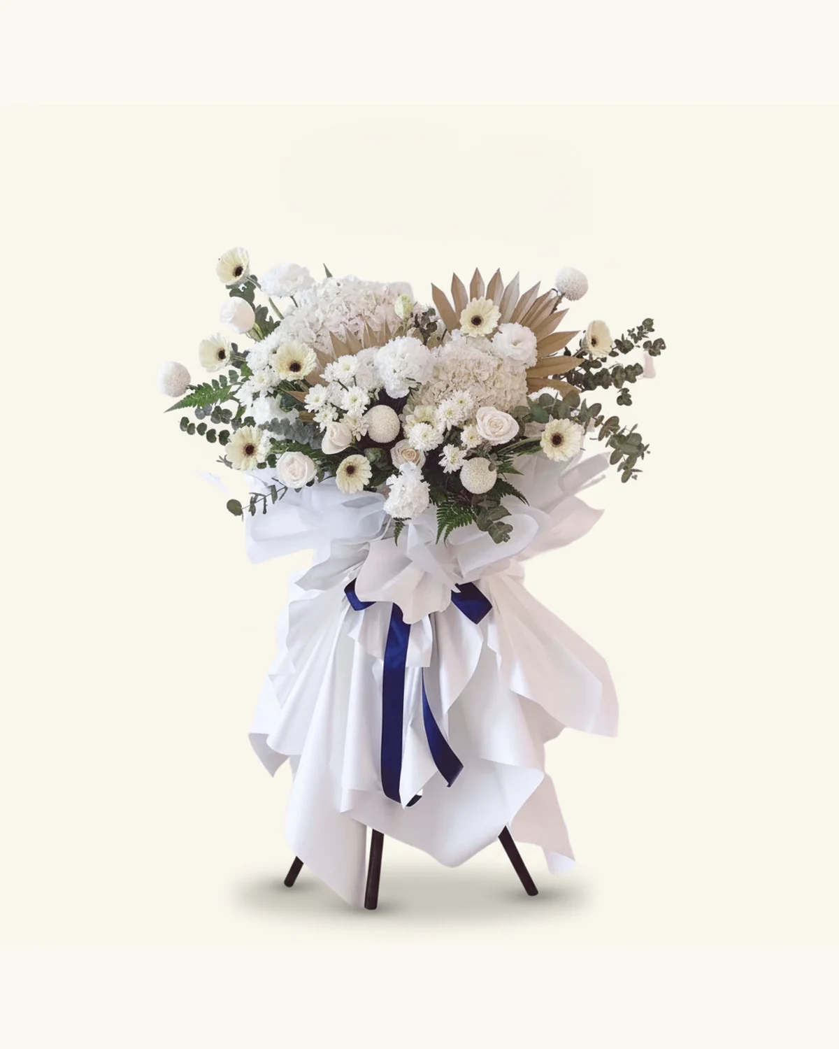 白色花架花藝 — 白色繡球花、白色菊花、白玫瑰、白色非洲菊、尤加利葉、蕨葉、乾燥葉材