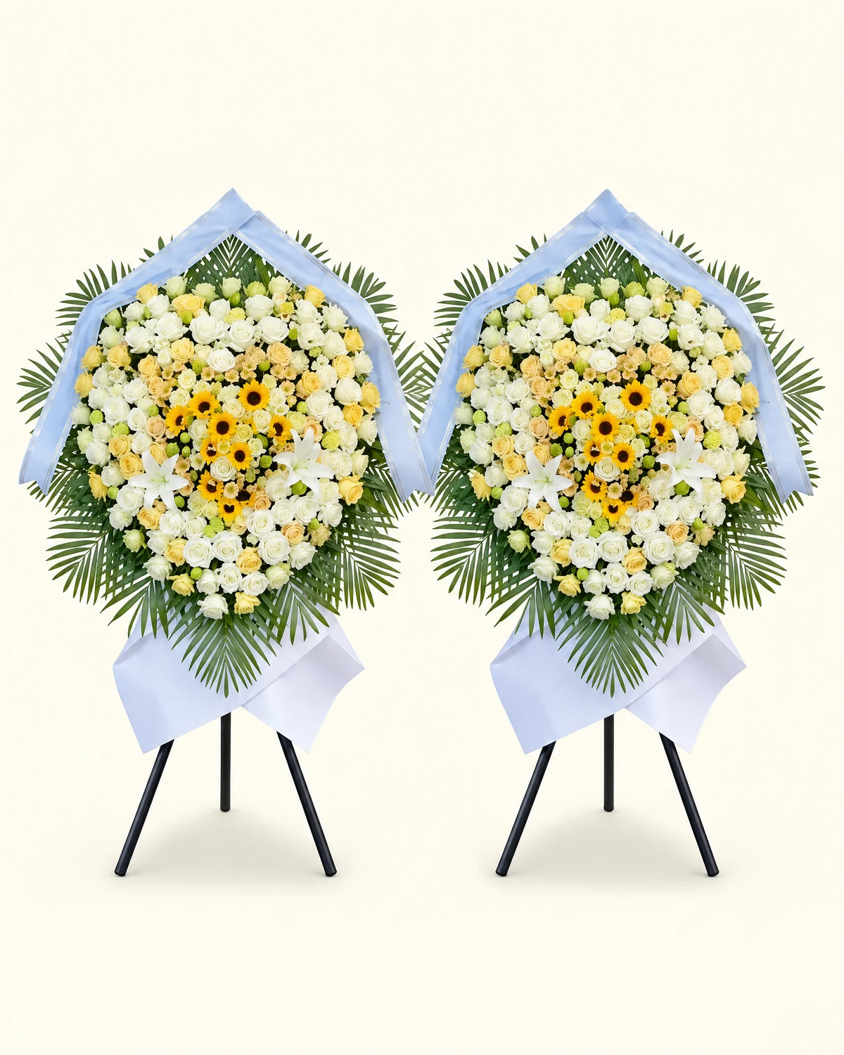 白黃綠雙花架花藝 — 白色玫瑰、白色百合、黃色菊花及黃色花材、綠色菊花及綠色花材、棕櫚葉及綠葉、淡藍色包裝紙