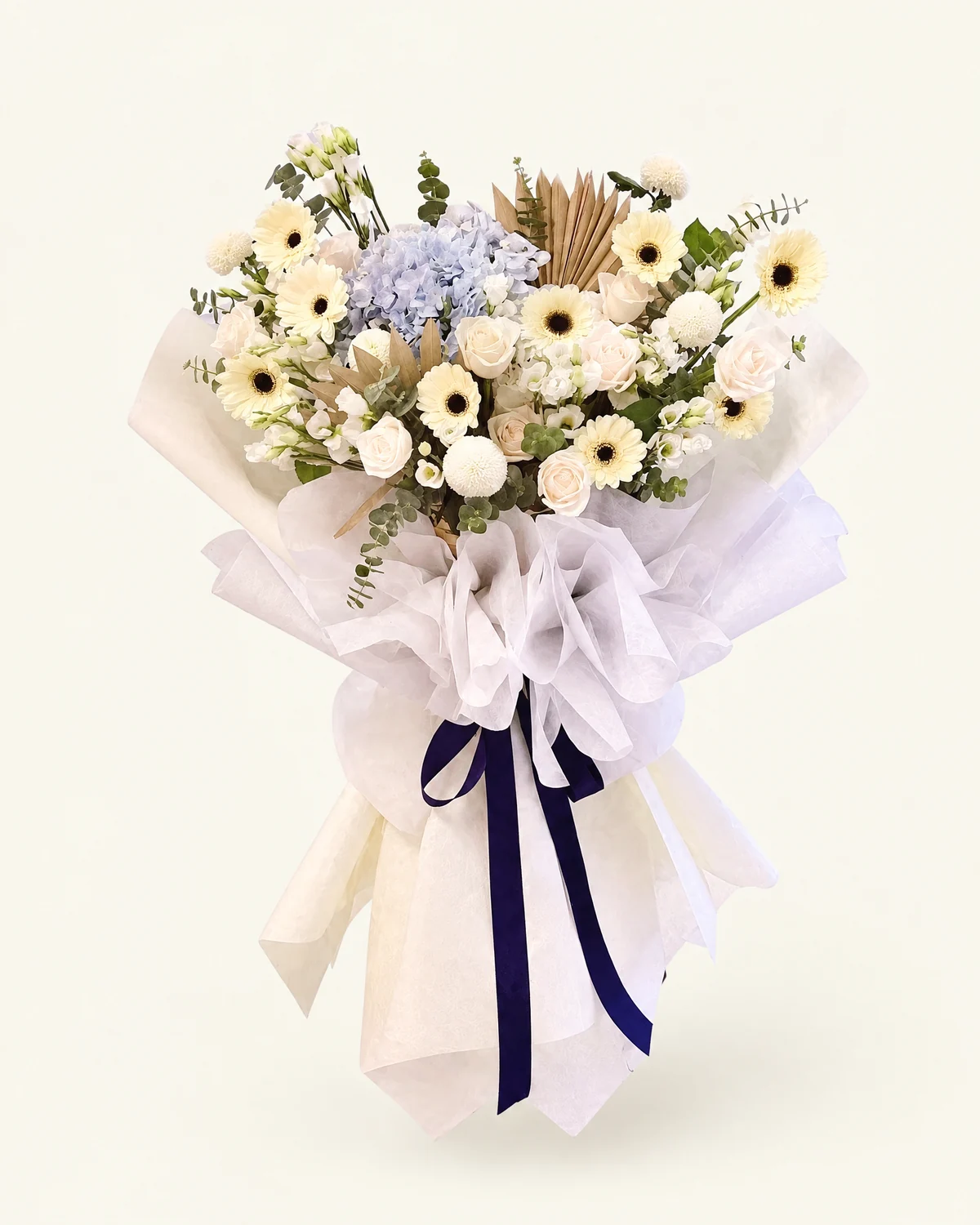 白藍色鮮花包裝花束 — 白色非洲菊、白玫瑰、淡藍色繡球花、白色乒乓菊、綠葉襯材、乾燥棕櫚葉
