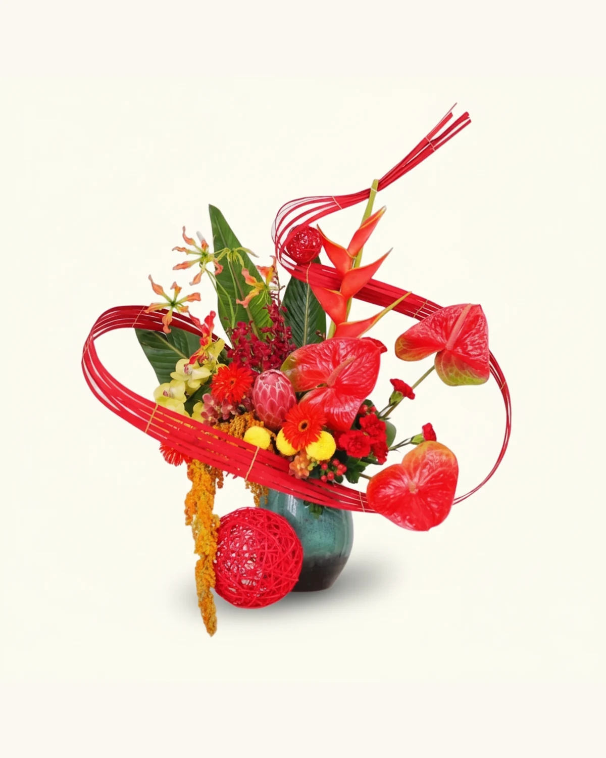 赤焰環舞 — 紅掌、紅色及粉紅色花簇、紅果、藍黑色花器、紅色懸掛編織裝飾球