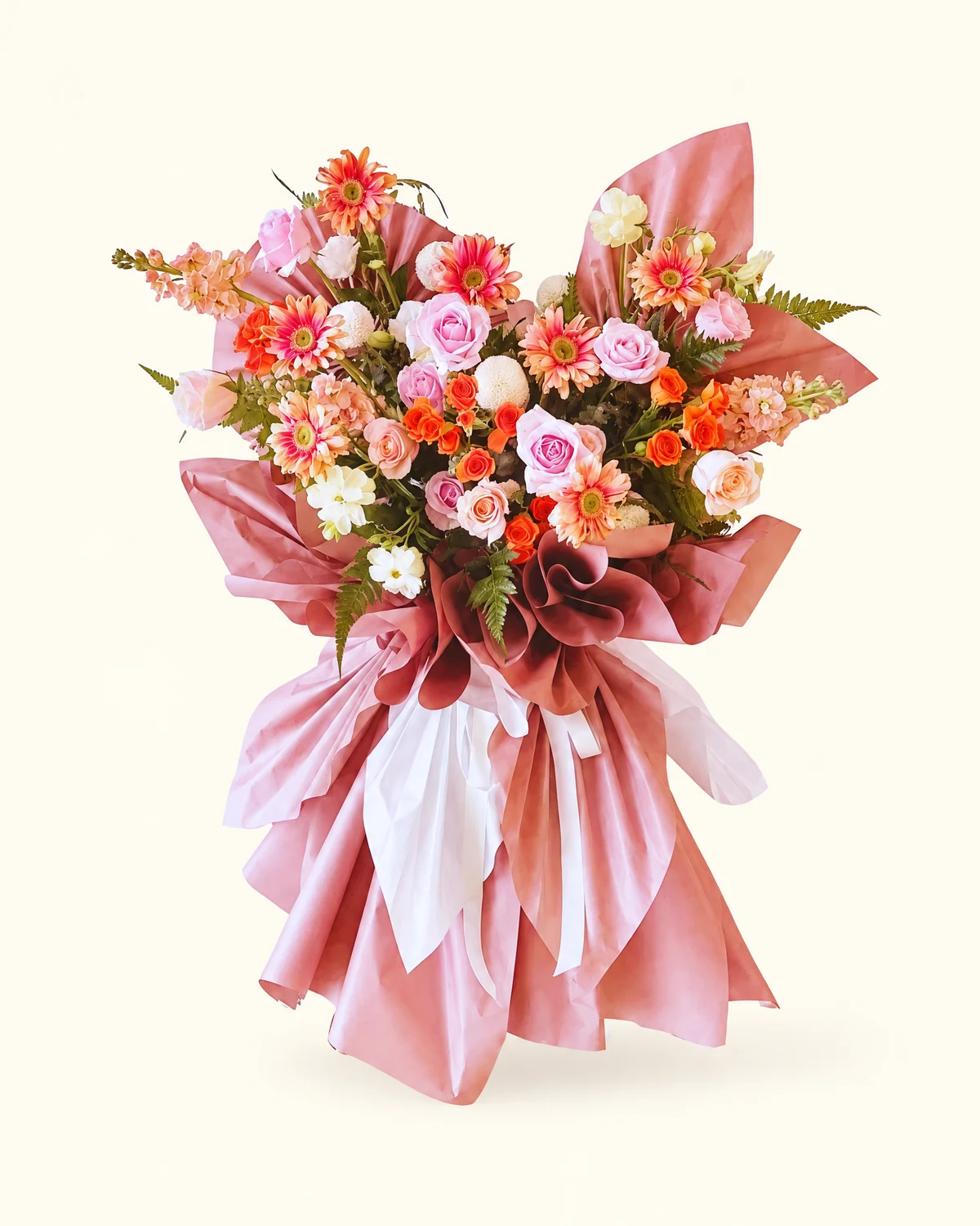 粉橙白色手綁花束 — 粉紅、橙色及白色花朵、粉紅色包裝紙及飾帶