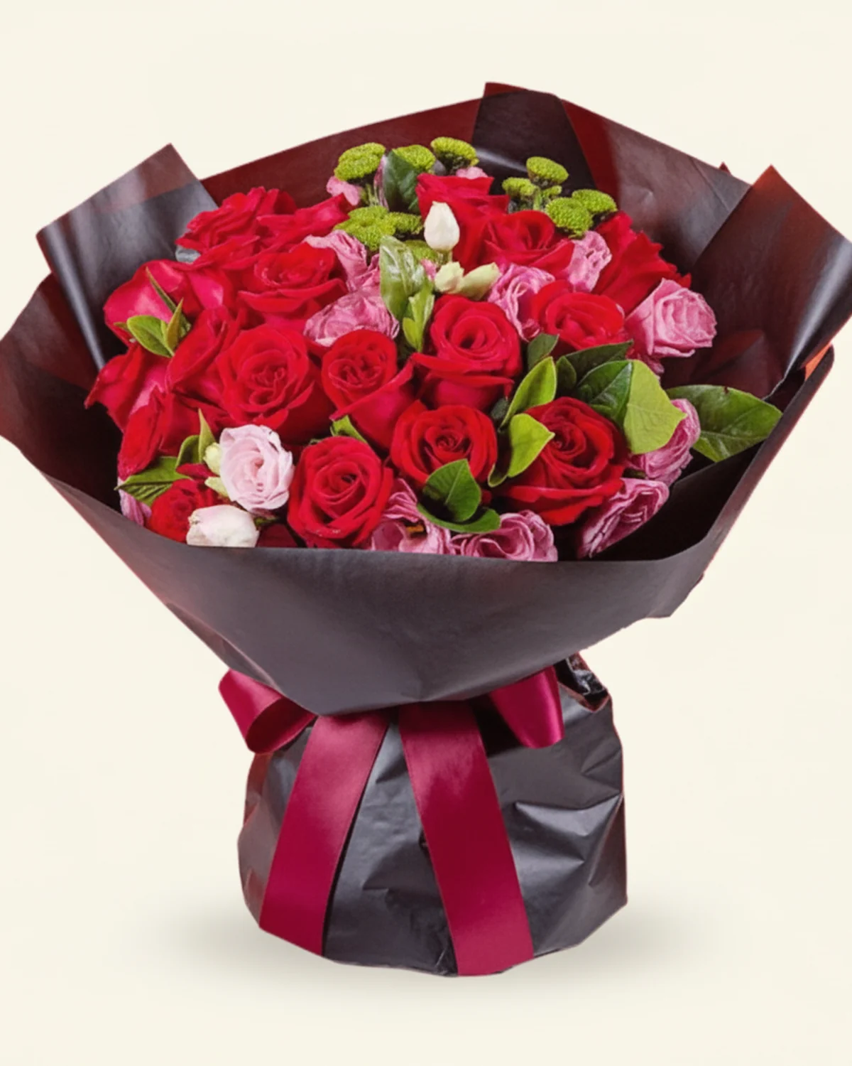 紅粉綠意生日束 — 紅玫瑰、粉色洋桔梗、綠小菊、梔子葉