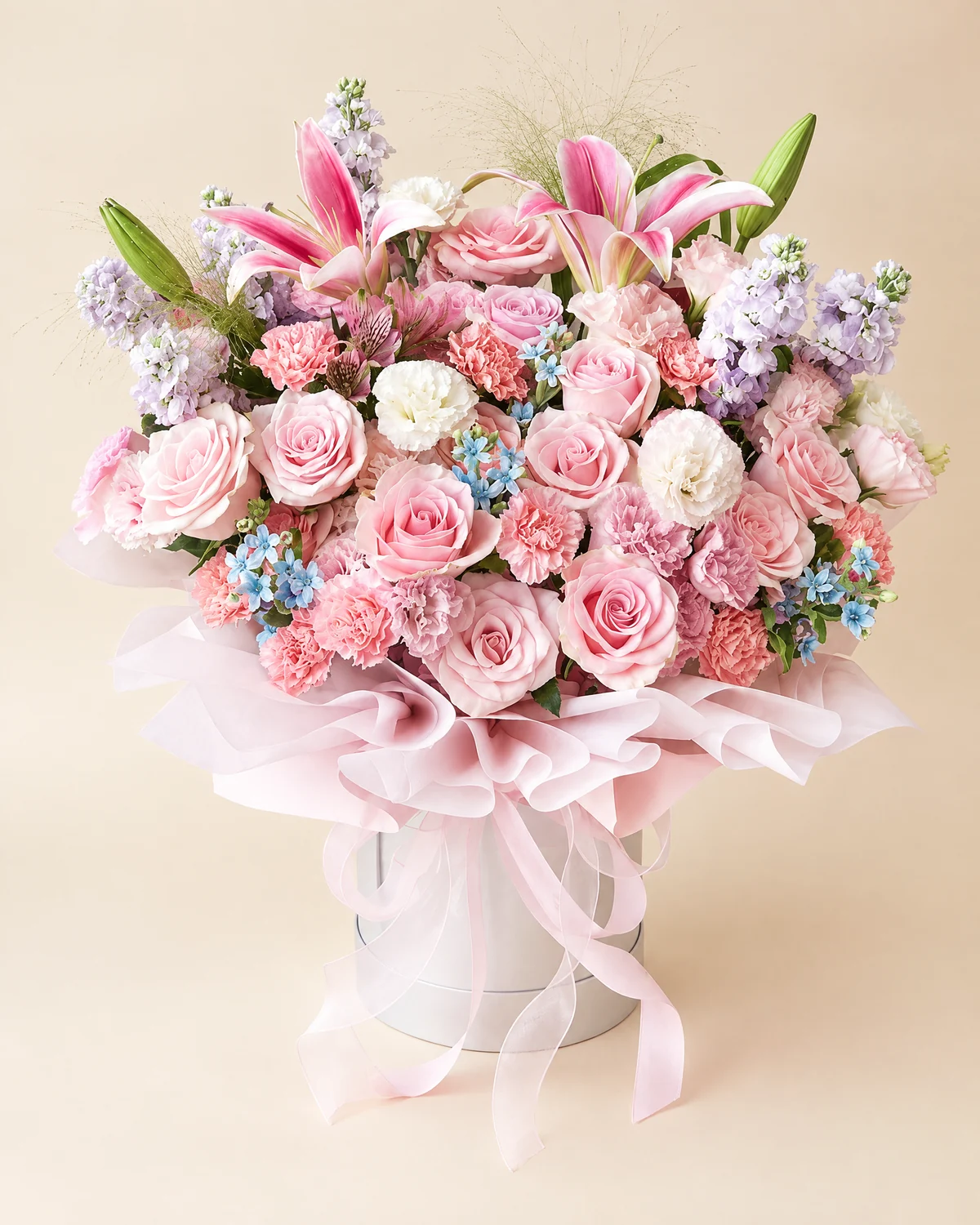 Dad’s Warm Embrace Bucket — Pink lilies, 2 stems (3–5 heads per stem), Pink roses, 15 stems (e.g., Pink Amor, Pink Snow Mountain, Lo Shen varieties), Sunshine pink lisianthus (multi-head), 8 stems (3+ heads per stem), Blue star flowers, 4 stems, Pink carnations, 8 stems, Purple stock flowers, 6 stems, Fountain grass, 2 stems, Pink alstroemeria, 1 stem, One 19.5 cm large hug bucket
