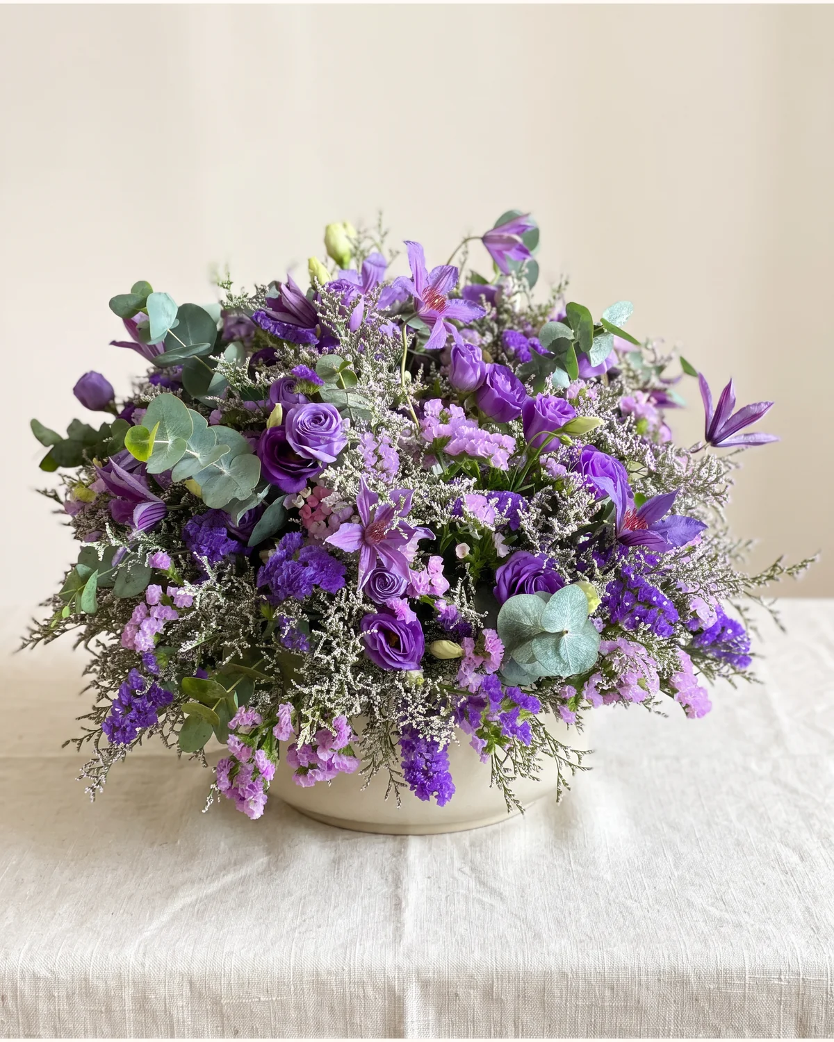 紫苑低矮鮮花枱花 — 紫色玫瑰、紫色襯花、低矮花器