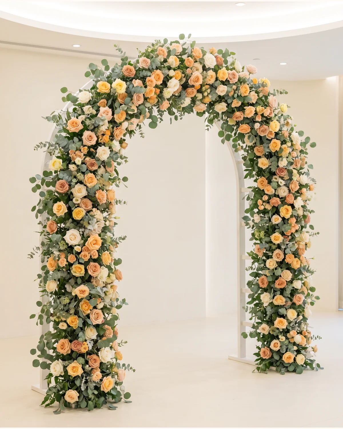 蜜桃色與奶白色鮮花拱門婚禮花藝，作為婚禮花飾色調參考，並非襟花成品