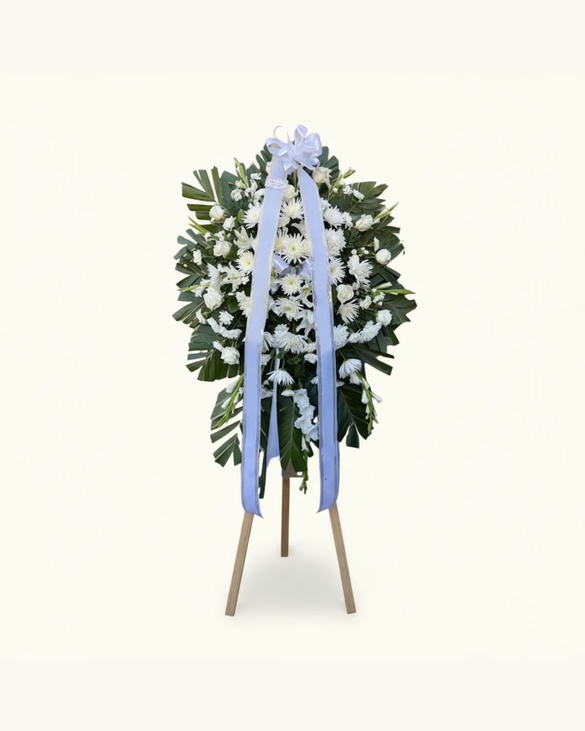 白菊直立花藝 — 白色菊花、白色玫瑰花蕾、白色襯花、深綠葉材、淡藍色緞帶及蝴蝶結、木製花架