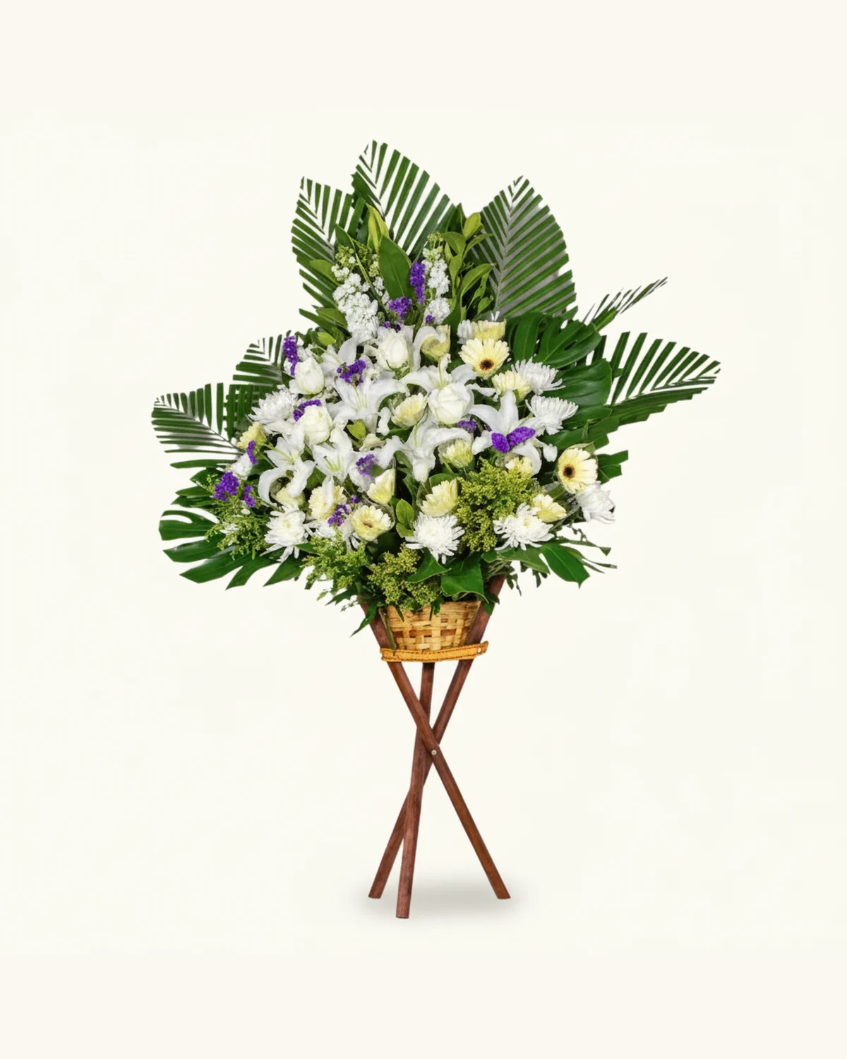 白紫暖黃站立花藝花架 — 白色菊形花朵及玫瑰形花苞、淡黃色雛菊形花朵及花苞、紫色穗狀點綴花材、深綠闊葉、扇形葉及羽狀葉材、藤編花托、深啡交叉木架及金黃色橫帶