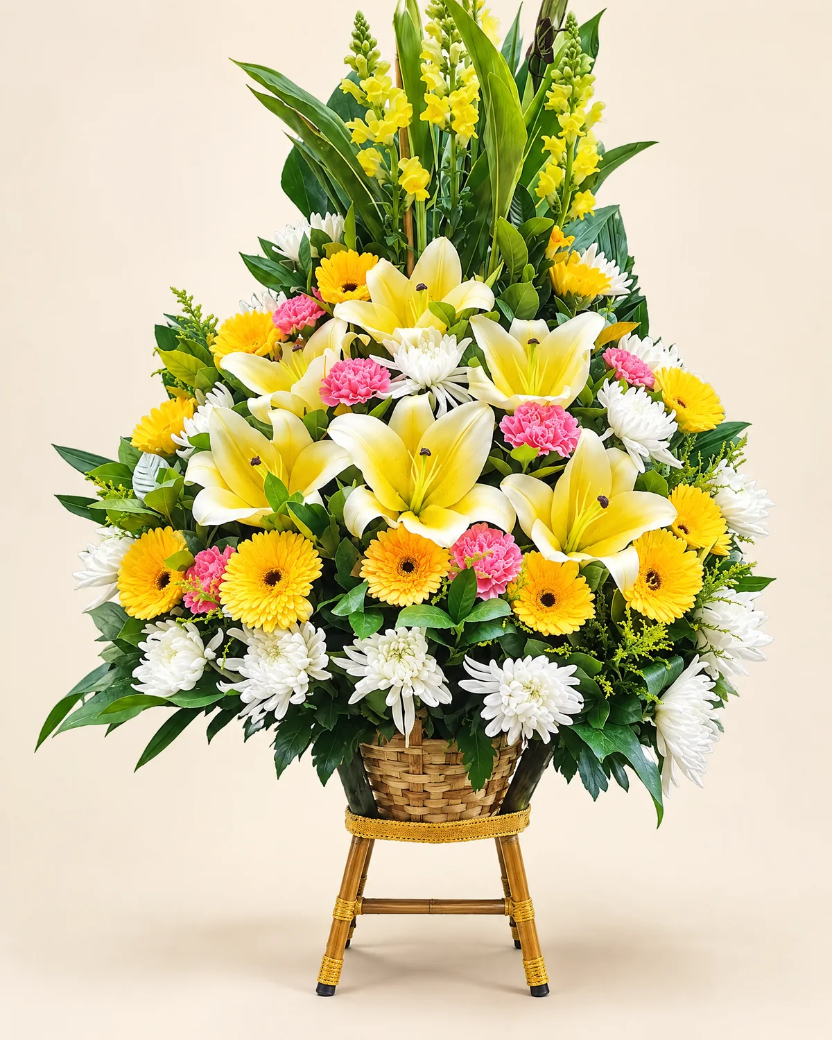 白百合、黃色雛菊形花材悼念花籃・靜好 — 白百合、黃色雛菊形花材、白菊
