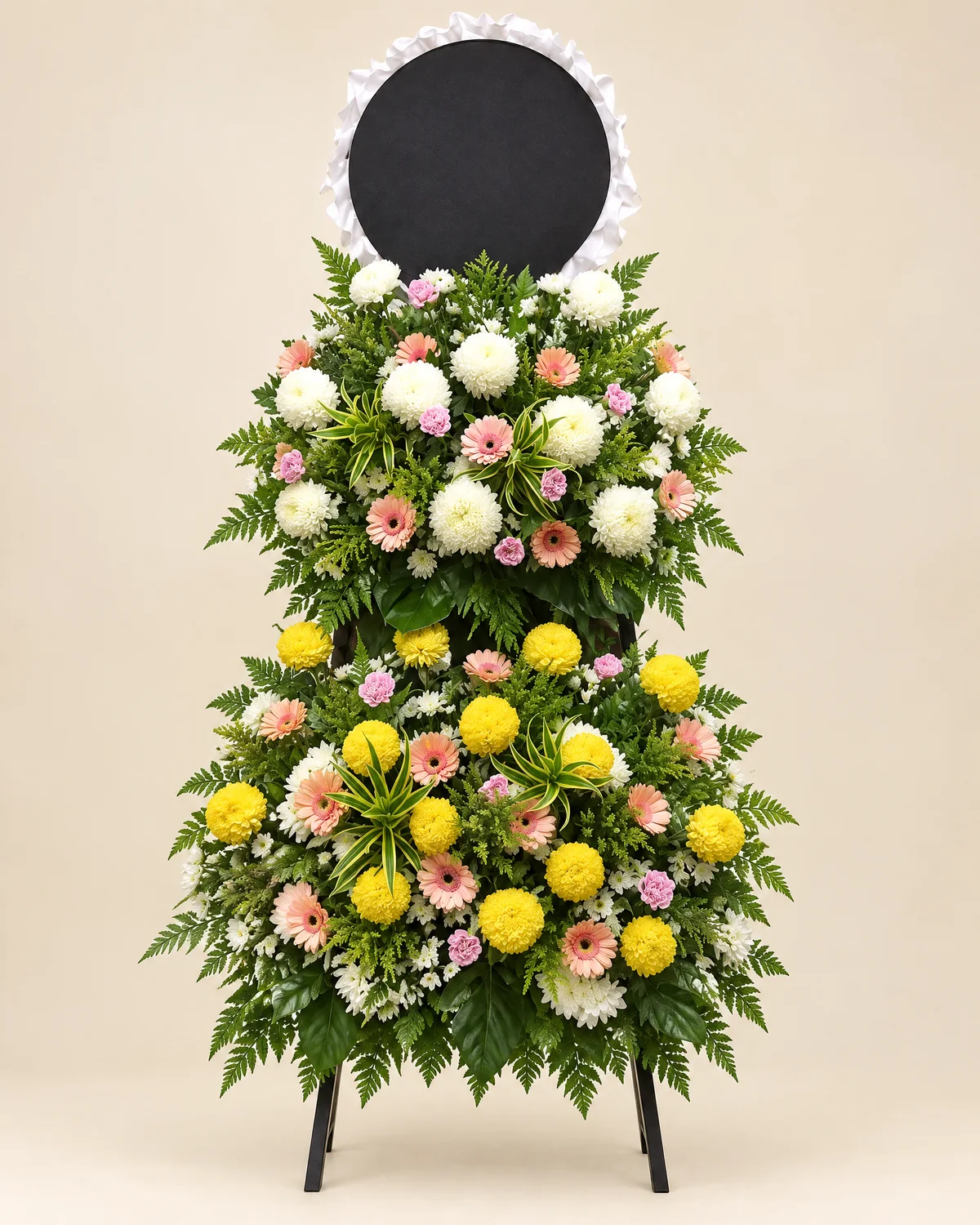 牡丹菊、黃色雛菊形花材立式悼念花藝・謐然 — 牡丹菊、黃色雛菊形花材、康乃馨