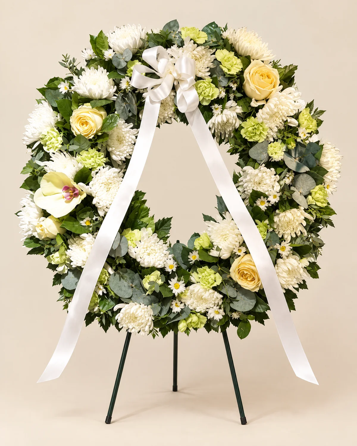 白菊、白玫瑰悼念花圈・如意 — 白菊、白玫瑰、康乃馨
