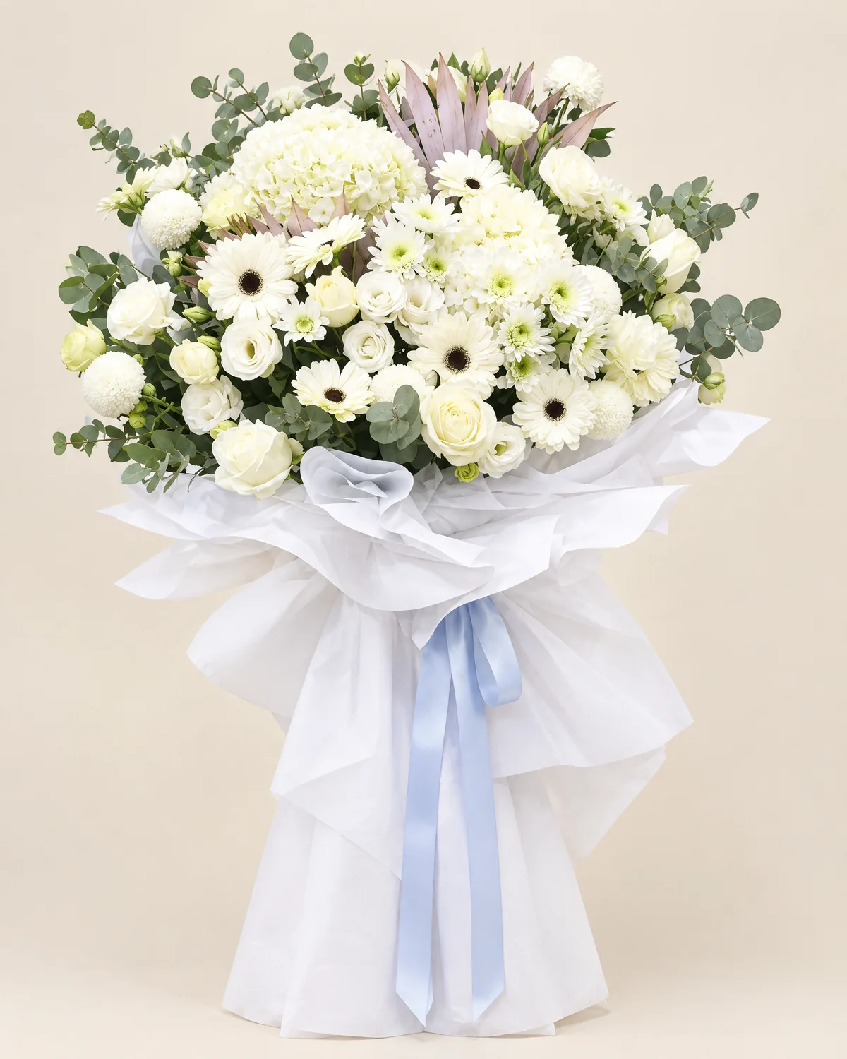 白色繡球花、白菊立式悼念花藝・凝思 — 白色繡球花、白菊、白玫瑰