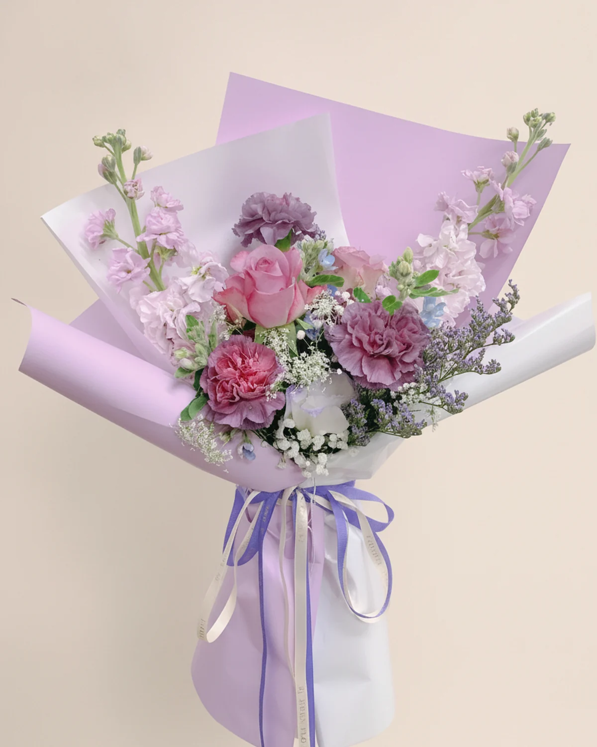 柔和祝福花束 — 康乃馨、紫羅蘭、情人草、桔梗、蕾絲花、藍星花、玫瑰