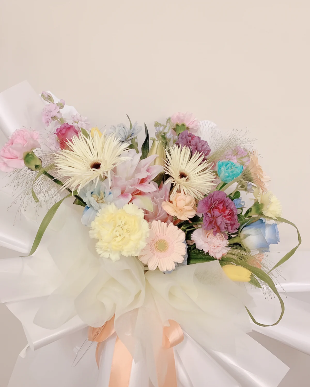 蔚藍暖笑花束 — 康乃馨、紫羅蘭、拉絲非洲菊、重瓣百合、西露斯華沙非洲菊、噴泉草、鬱金香、藍星花、玫瑰、多頭康乃馨