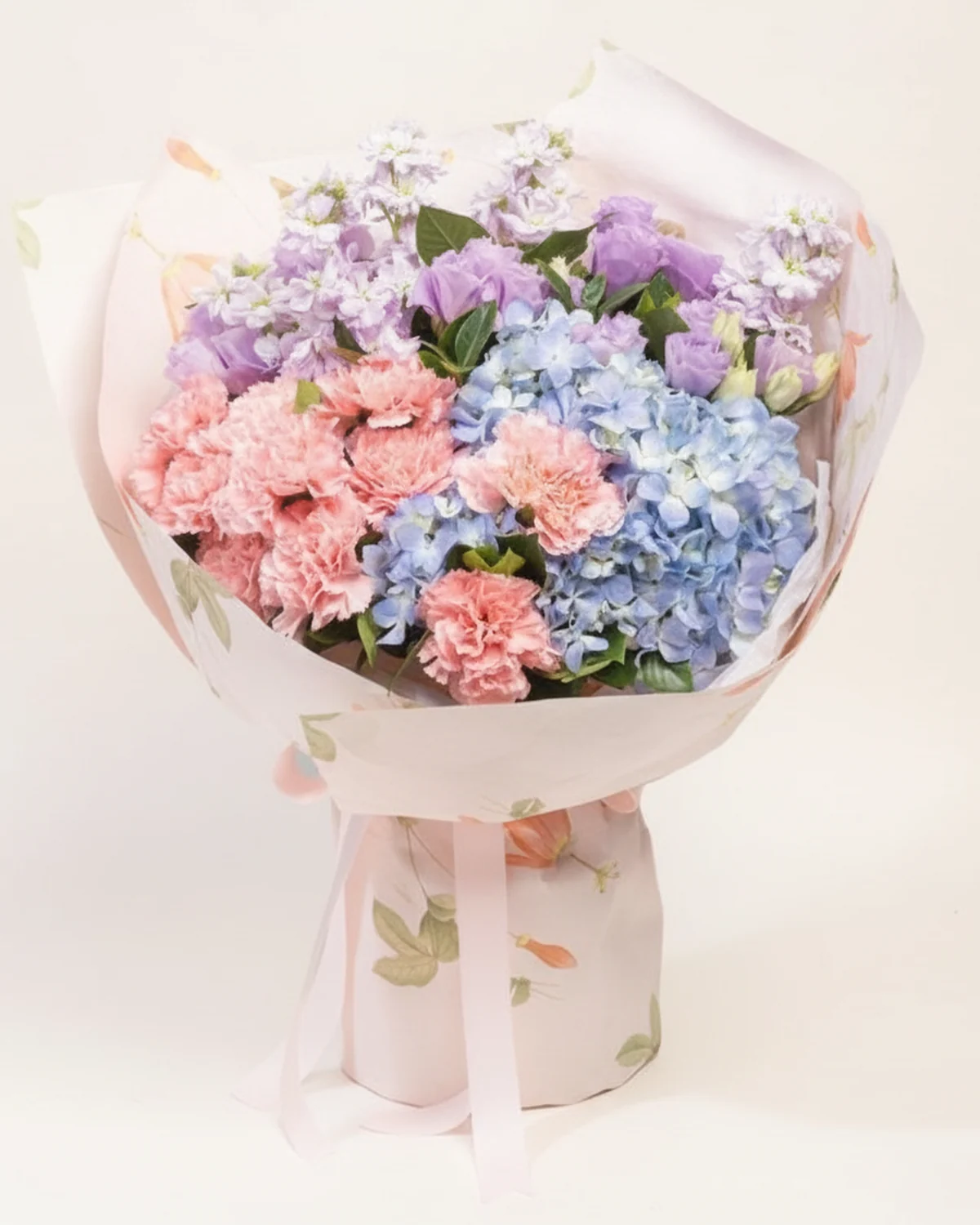 真摯綻放花束 — 粉色康乃馨、淺藍色繡球、淺紫色紫羅蘭、淺紫洋桔梗、梔子葉