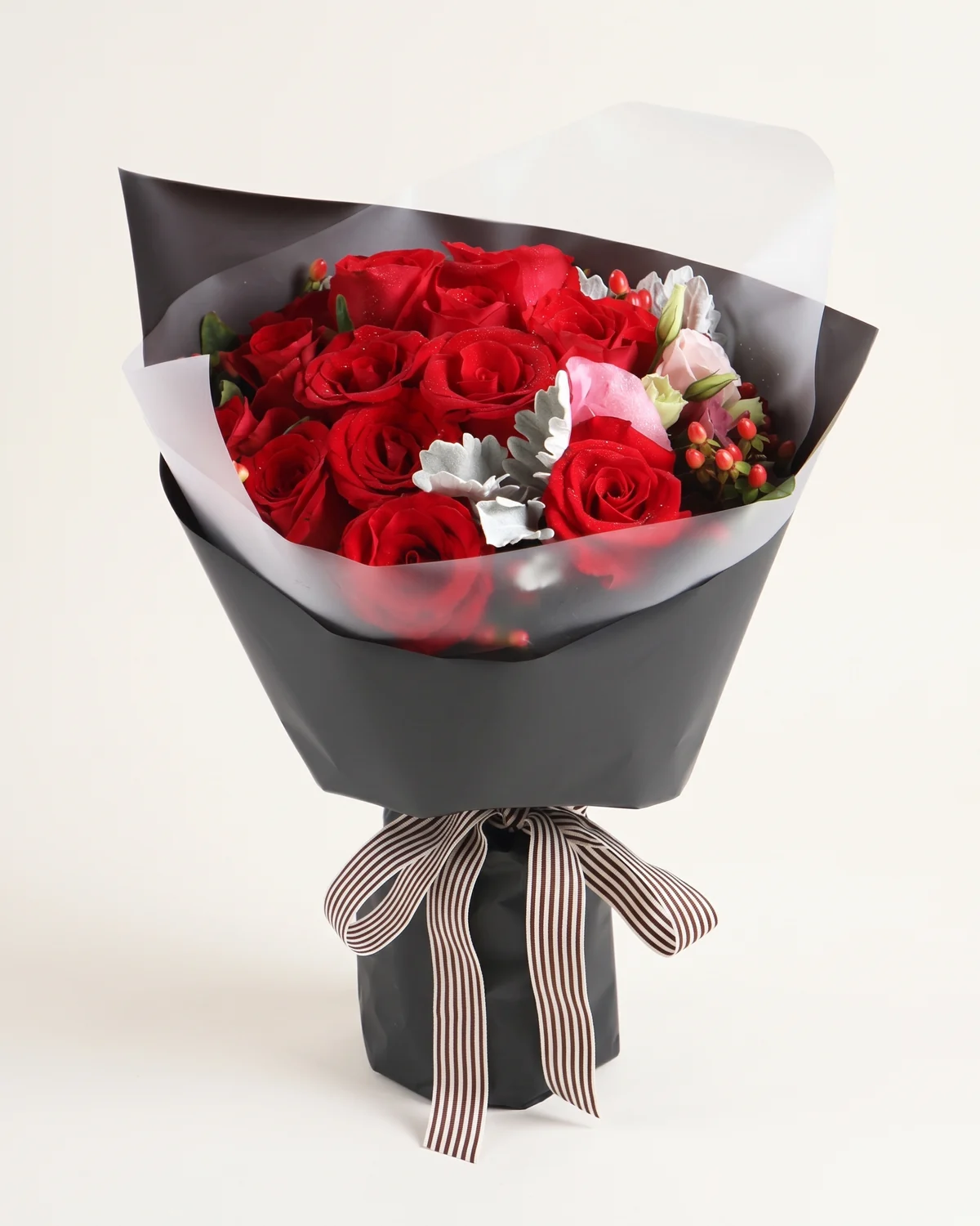 緋紅玫瑰花束 — 紅玫瑰、紅豆果、粉紅洋桔梗、銀葉菊