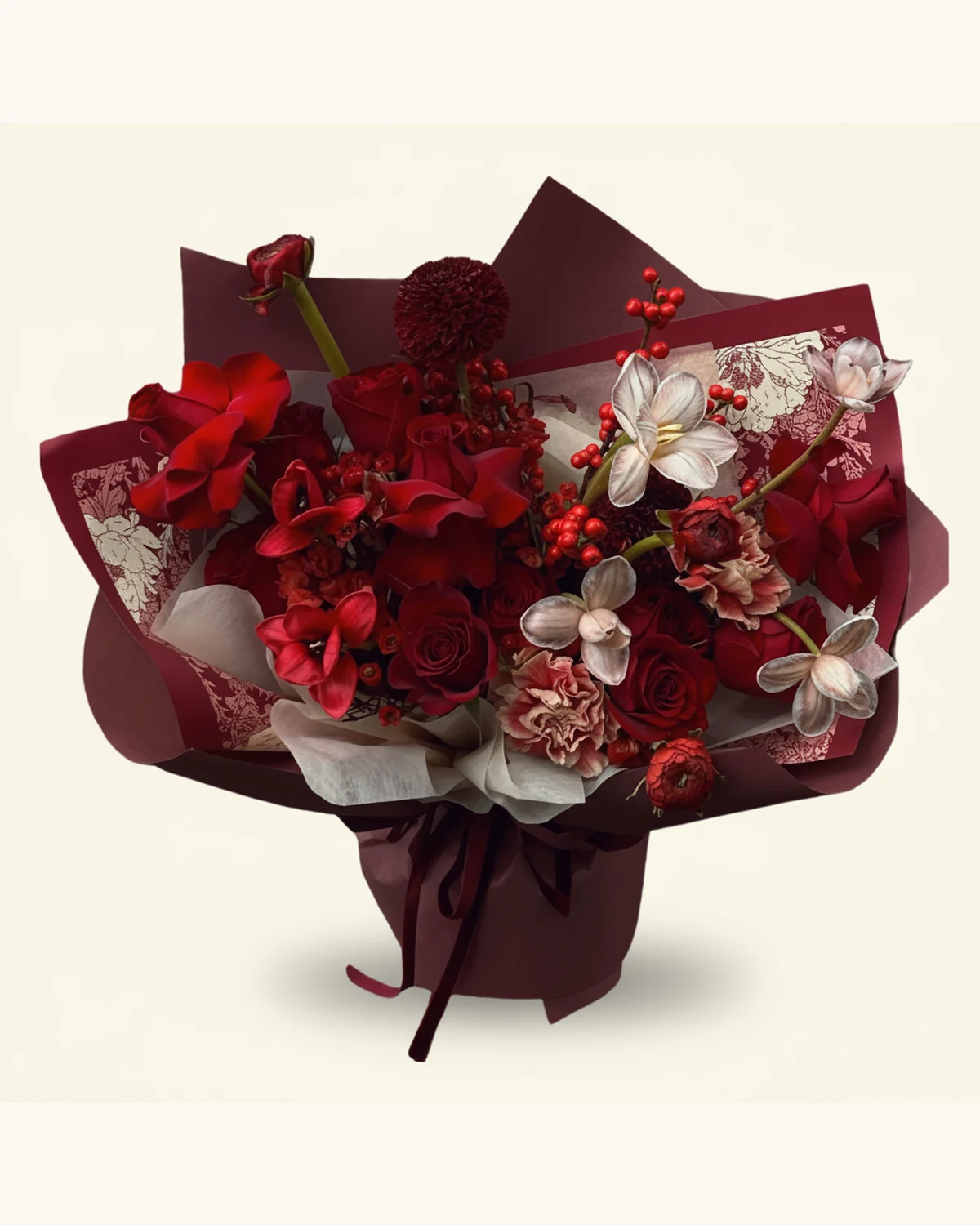 新春紅韻玫瑰繡球花束 — 紅玫瑰、紅繡球、紅色小菊、康乃馨、紅果、深紅色包裝紙、絲帶