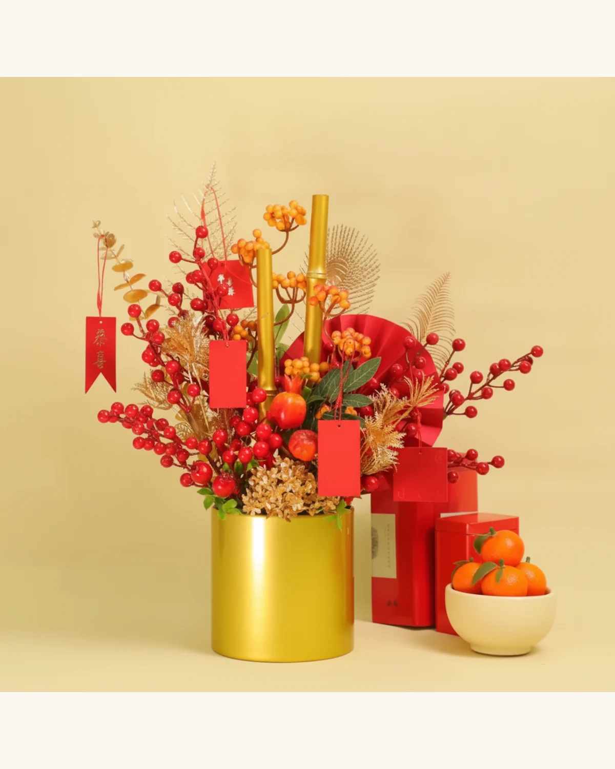 新春金桶仿真花藝擺設 (連茶葉禮盒及桔子) — 仿真紅漿果、仿真金竹子、仿真銀杏葉、紅色扇形裝飾、紅色挂飾、金色圓柱花瓶、茶葉禮盒、桔子